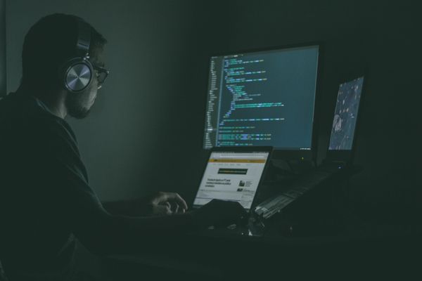 Programmer vs Developer vs Engineer: An Ultimate Guide for Technical Recruiters To Tell Them Apart
